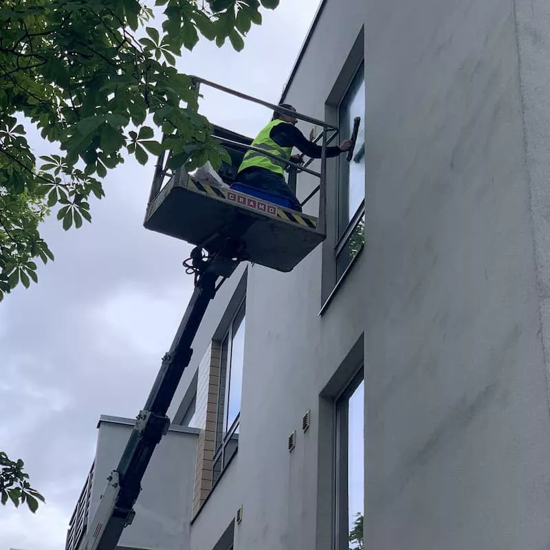 Мойка окон снаружи на кране