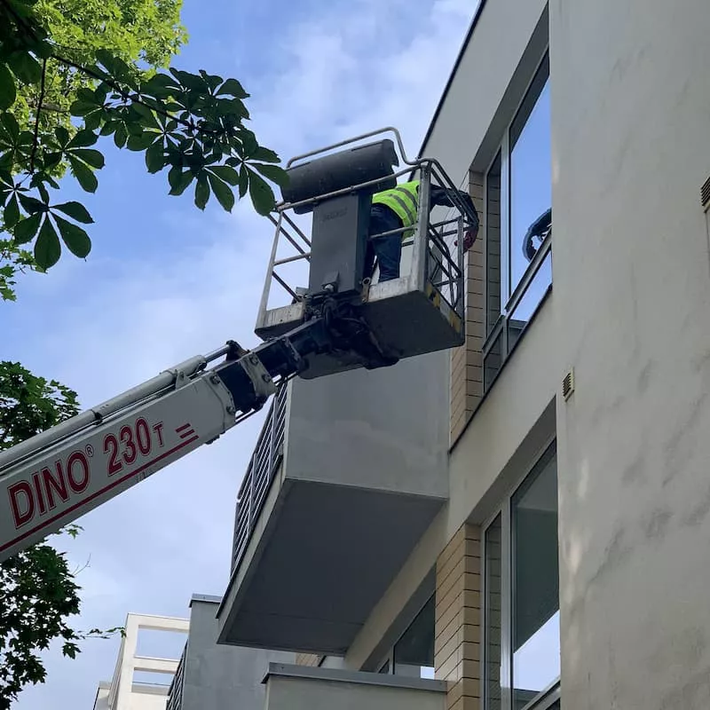 Мойка окон снаружи дома