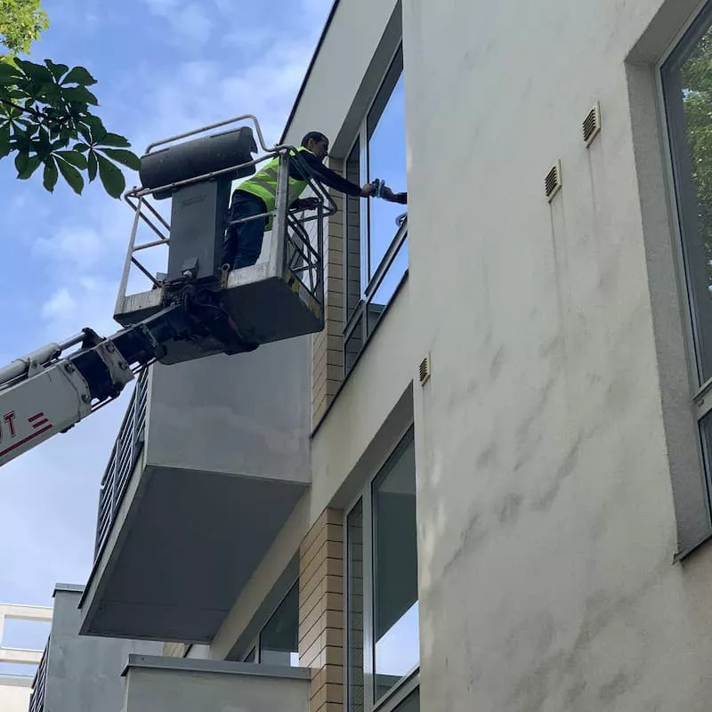 Мытье окон снаружи дома