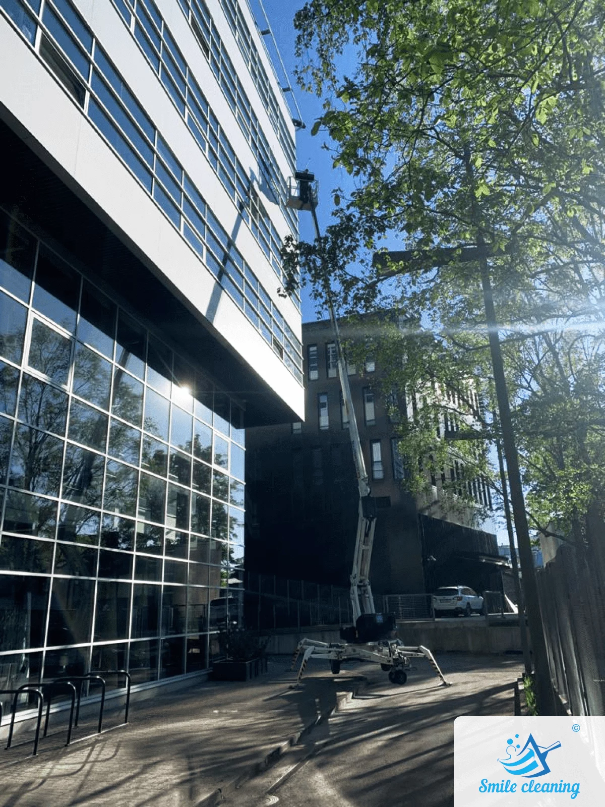 Window cleaning in a business center